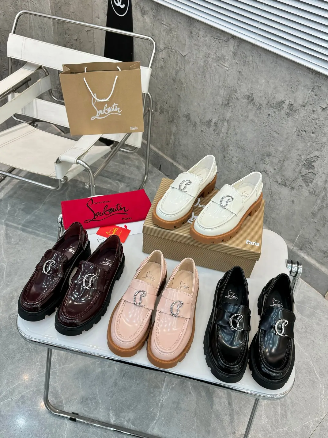 👟👟Ex-factory price 560👟👟 Top version, exclusive customization, purchasing agent level ⚡⑦ colors to choose from. Reintroducing Christian Louboutin (CL) logo design, the latest catwalk style of red-soled shoes 💥abbreviated as CL red-soled shoes T-stage catwalk style👠a new style of fresh air with a touch of nobility, perfect on the feet💃elegant and crystal clear, all accessories, materials and layouts are all customized 1:1 from the original version, zero distance from the original version 1⃣Upper: cowhide open edge beads 2⃣Inner: sheepskin 3⃣Outsole: Original one-to-one molded anti-slip two-color outsole with logo 4⃣🔺Original packaging 5⃣Number of yards: 35-42 (refundable or exchangeable if ordering 42)